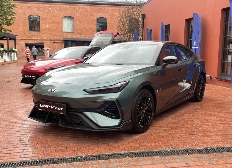 Changan объявил российские цены обновленного лифтбэка Uni-V с двухлитровым ДВС