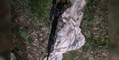 Водитель устроил гонку с ДПС, пассажир выпрыгнул с оружием и скрылся в лесу
