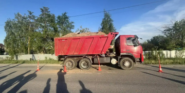 8-летний мальчик попал под грузовик, выскочив на дорогу в метре от перехода