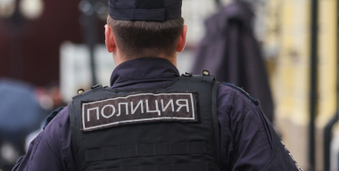 Подростки забросали мужчину камнями, повредив и припаркованные автомобили