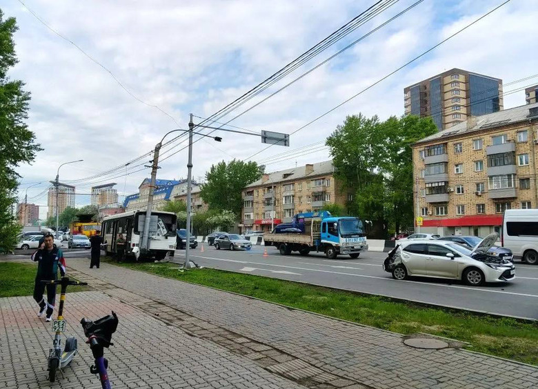 Изображение Таксист подрезал автобус в Красноярске, 9 человек пострадали при ударе о столб