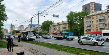 Таксист подрезал автобус в Красноярске, 9 человек пострадали при ударе о столб