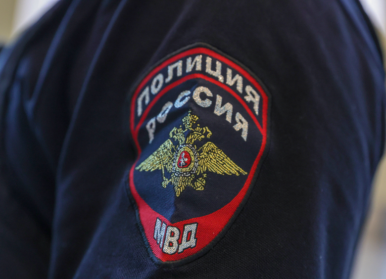 Троих маленьких детей заперли в машине, соседям пришлось вскрывать авто