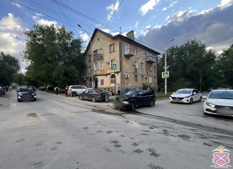 18-летняя лихачка на ВАЗ собрала в ДТП четыре автомобиля