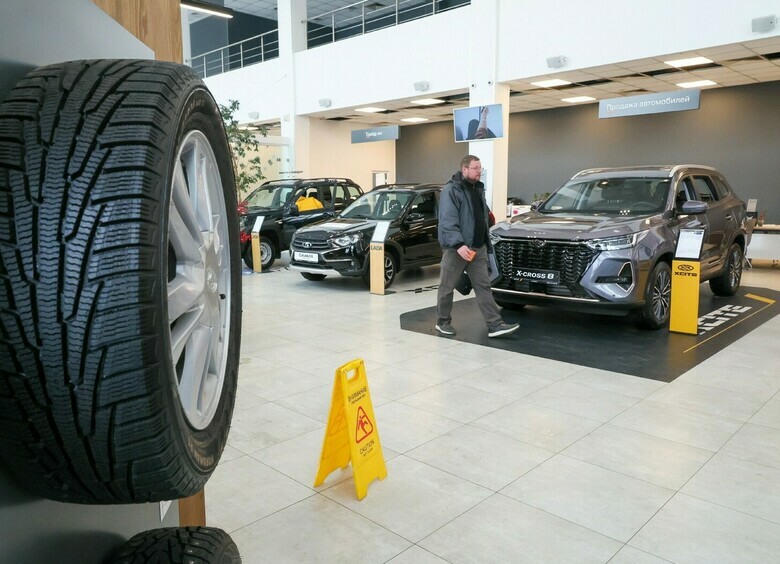 Парадоксальная динамика: продажи новых машин в России падают, но растут