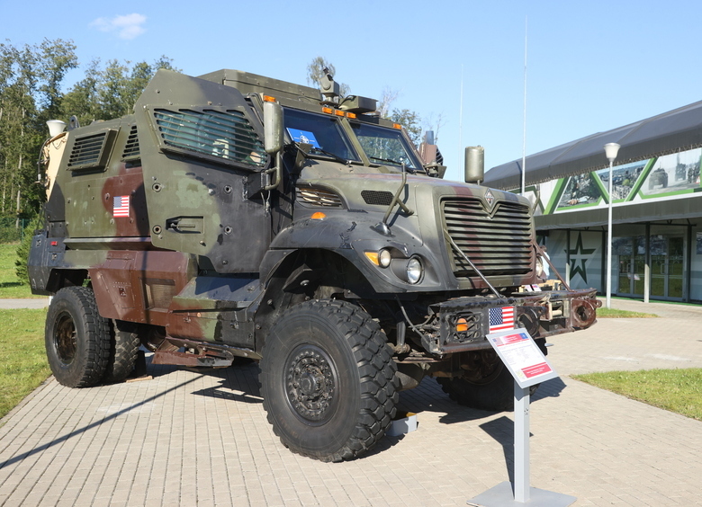 Давно не виделись: российский дрон сжег очередной MRAP MaxxPro в процессе высадки бандеровцев