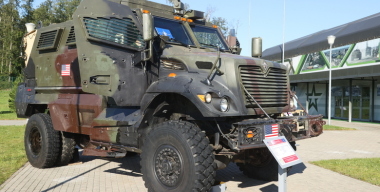 Давно не виделись: российский дрон сжег очередной MRAP MaxxPro в процессе высадки бандеровцев