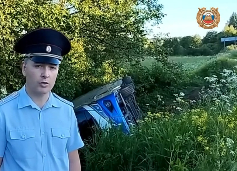 Изображение Автобус с туристами опрокинулся в кювет, 31 человек пострадал