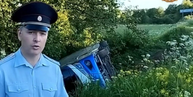 Автобус с туристами опрокинулся в кювет, 31 человек пострадал