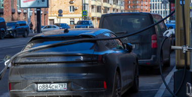 В России сравнялись цены электрокаров и гибридных авто