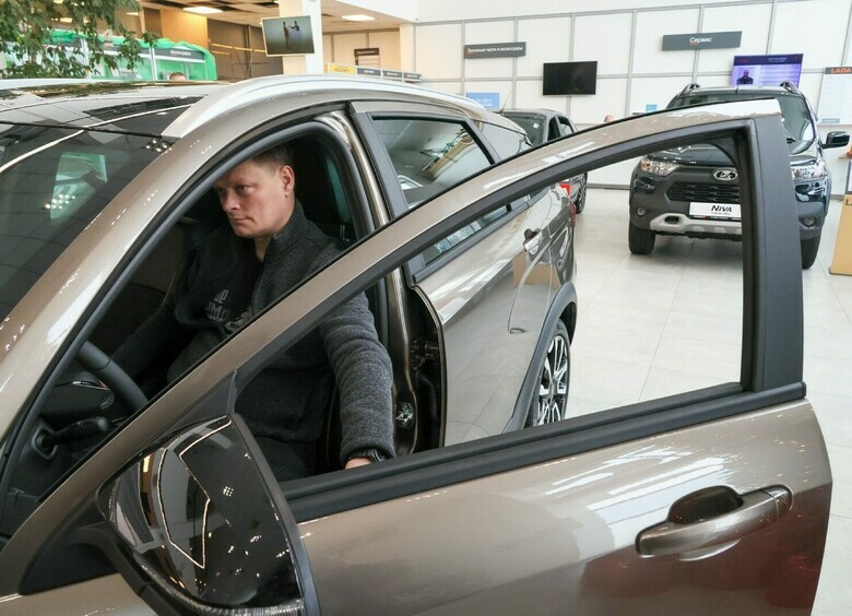 Эксперт объяснил ажиотажный рост автопродаж признаком потребительского отчаяния