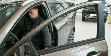 Эксперт объяснил ажиотажный рост автопродаж признаком потребительского отчаяния