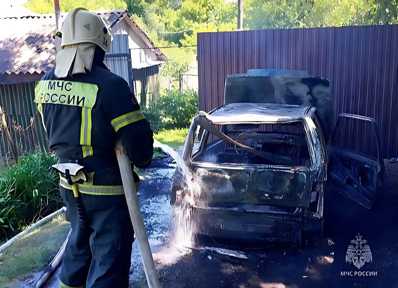Изображение Под Орлом сгорел автомобиль, в нем был 2-летний ребенок