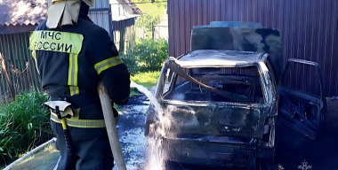 Под Орлом сгорел автомобиль, в нем был 2-летний ребенок