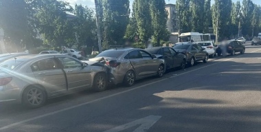 Шесть машин столкнулись в Воронеже, годовалый ребёнок попал в больницу