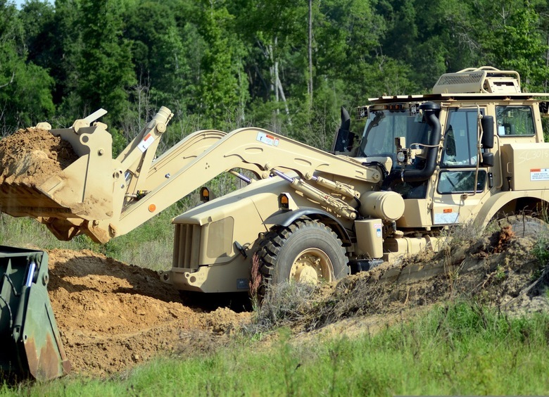 Все еще копают: на вооружении ВСУ засветился «гоночный экскаватор» JCB HMEE