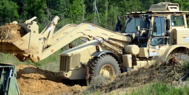 Все еще копают: на вооружении ВСУ засветился «гоночный экскаватор» JCB HMEE