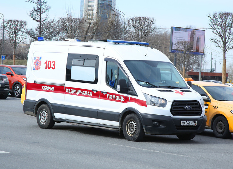 Изображение На 41-м км КАД «Хендай» врезался в аварийно остановившийся «Чанган» — женщина погибла