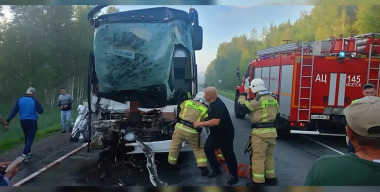 Вахтовый автобус с пассажирами протаранил фуру на трассе под Тюменью