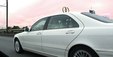Мужчина распилил пополам Mercedes-Benz, чтобы не отдавать его бывшей жене