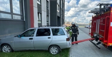 ВАЗ-2114 без водителя врезался в многоэтажку