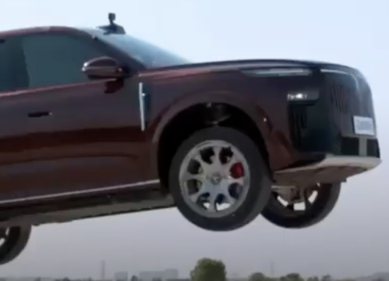 Вирусные краш-тесты: как и зачем китайцы превращают испытания своих авто в шоу