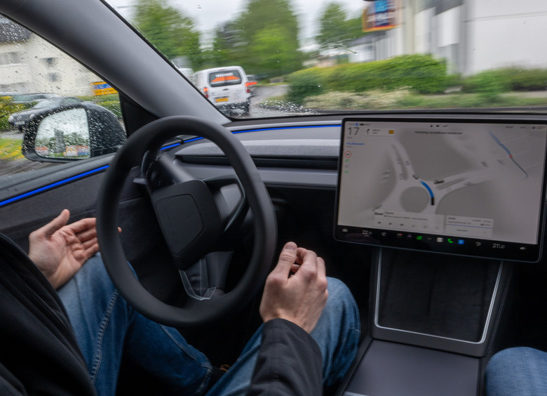 Изображение Tesla на автопилоте протаранила дом, погибла женщина