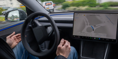 Tesla на автопилоте протаранила дом, погибла женщина