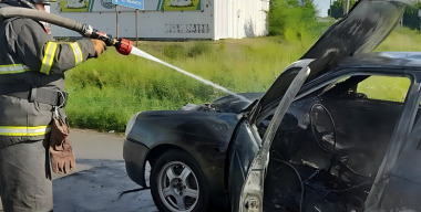 LADA Priora загорелась прямо во время движения в опасной близости к АЗС
