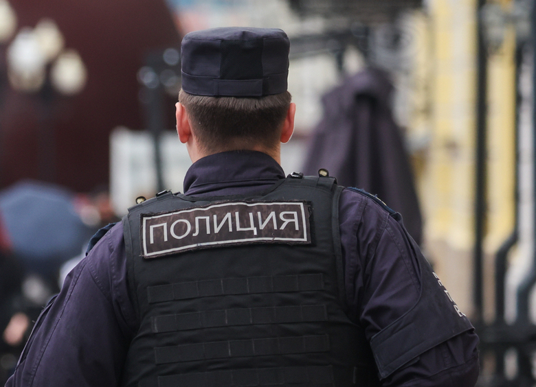 Мужчина разбил три авто и угрожал сжечь квартиру возлюбленной в Петербурге