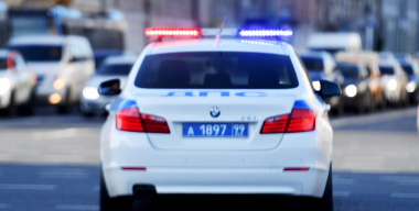 Фургон врезался в Mercedes и насмерть сбил его водителя