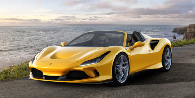 Известный каскадер снова попал в ДТП, его желтая Ferrari вылетела на бордюр