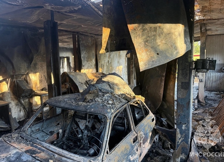 «Волга» взорвалась в ремонтном боксе, превратив автомастерскую в пепелище