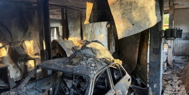 «Волга» взорвалась в ремонтном боксе, превратив автомастерскую в пепелище