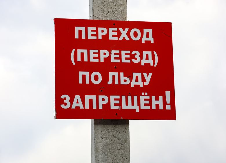 В Забайкалье грузовик ушёл под воду по крышу на единственной дороге к селу