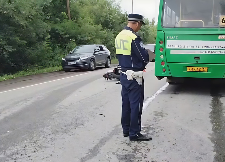 Изображение Мотоциклист влетел в сломанный автобус и угодил под колеса иномарки