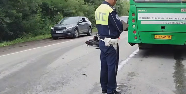 Мотоциклист влетел в сломанный автобус и угодил под колеса иномарки