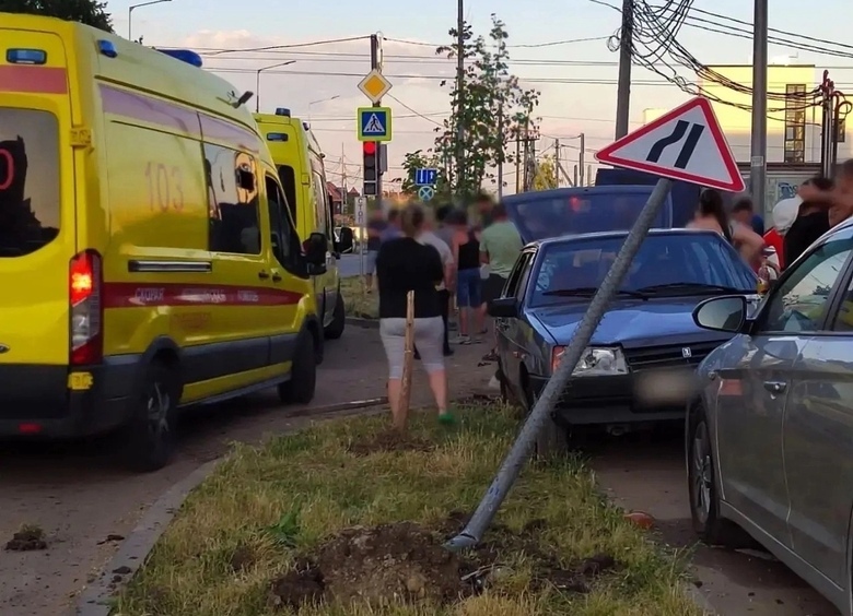 Изображение Лихач на Hyundai протаранил пять машин, бросил авто и скрылся