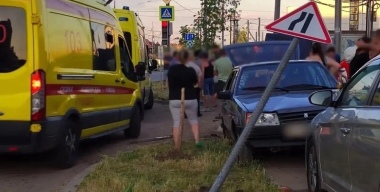 Лихач на Hyundai протаранил пять машин, бросил авто и скрылся