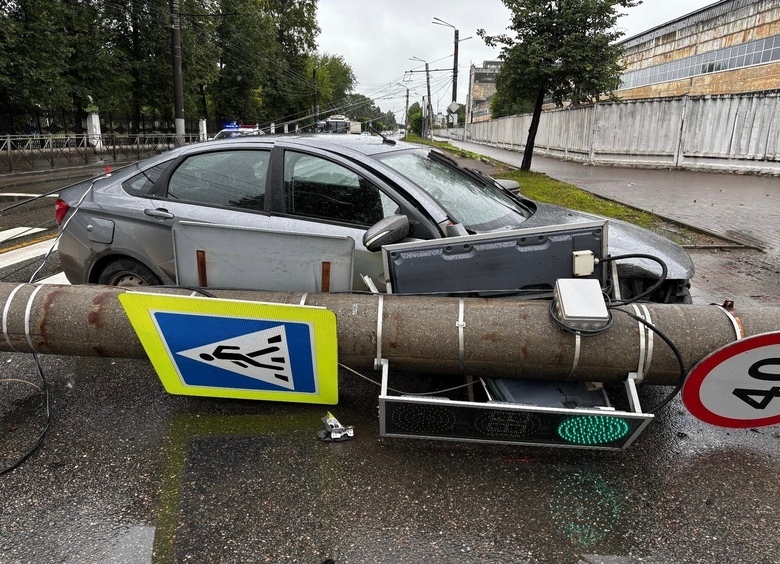 Изображение Водитель на LADA Vesta снес светофор, и он придавил пассажира