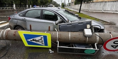 Водитель на LADA Vesta снес светофор, и он придавил пассажира