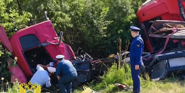 Лобовое ДТП легковушки с четырьмя грузовиками убило троих человек