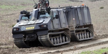 Убить «болотника»: на Украине сожгли экзотический шведский вездеход