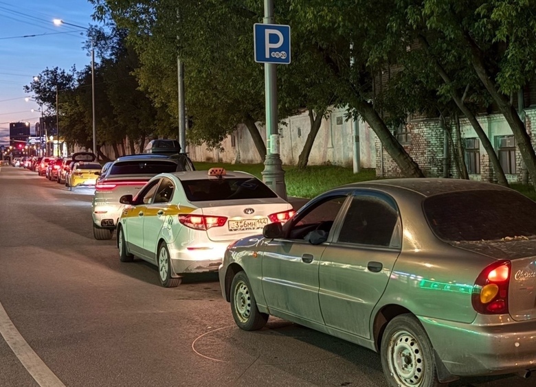 Пока не наказывают: как очередь на АЗС превращается в нарушение ПДД и штраф