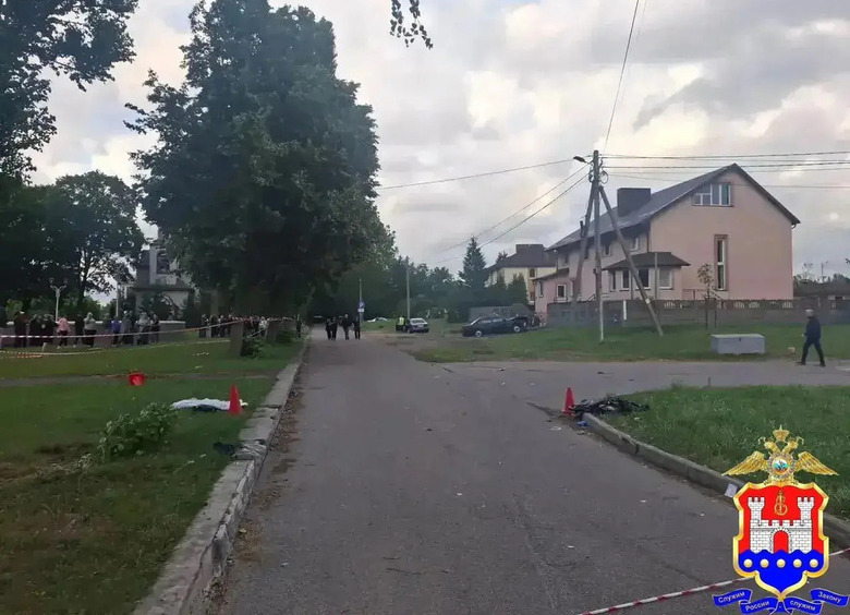 Изображение Пьяный водитель на «Мерседесе» сбил семью на тротуаре, погиб ребенок