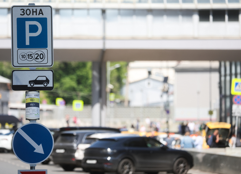 В Москве обновят 100 тысяч дорожных знаков до конца года