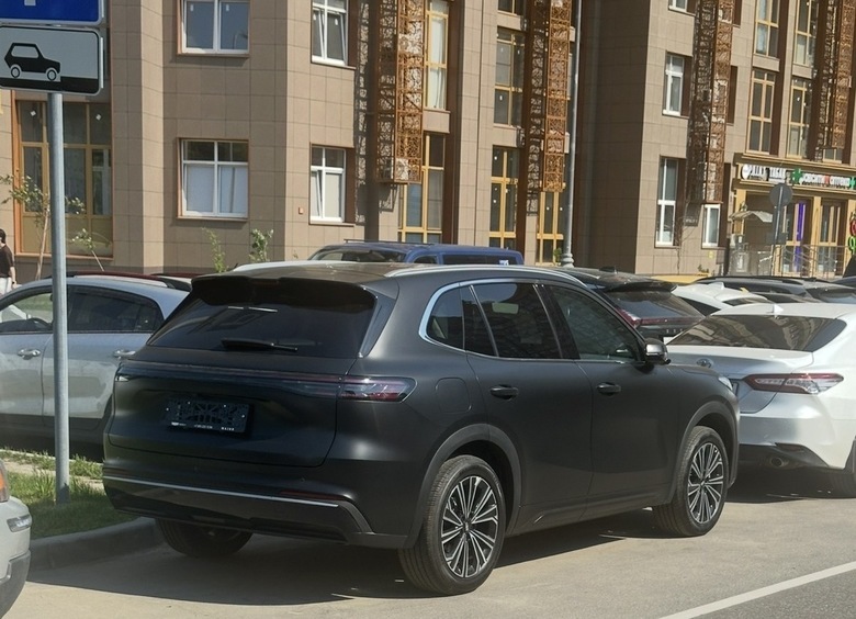 Стало известно, какие автомобили без госномеров чаще всего эвакуируют в Москве