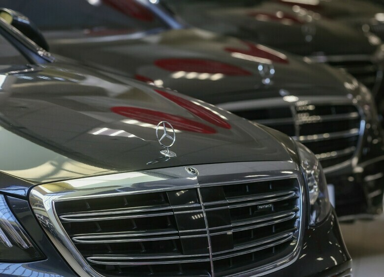 Россияне бросились скупать новые автомобили Mercedes-Benz, BMW и Audi