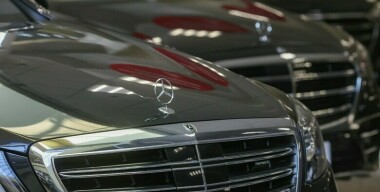 Россияне бросились скупать новые автомобили Mercedes-Benz, BMW и Audi