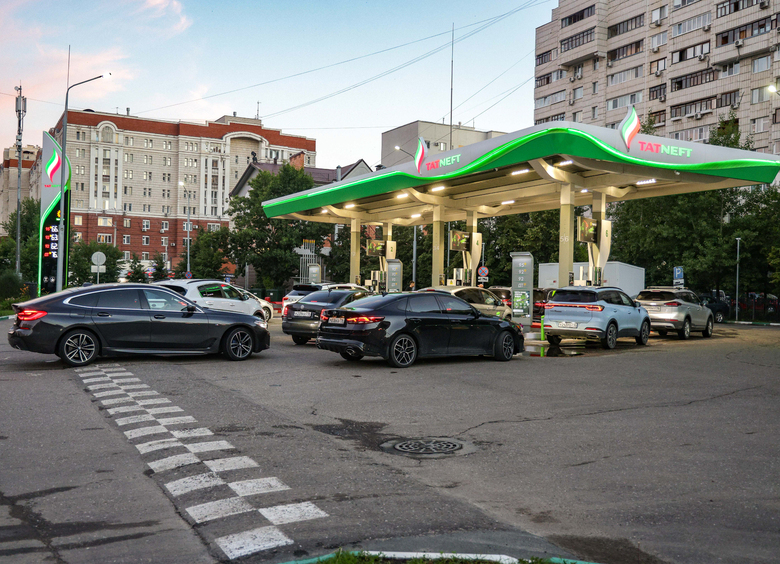 Автоюрист Воропаев напомнил, кто может проезжать на АЗС без очереди
